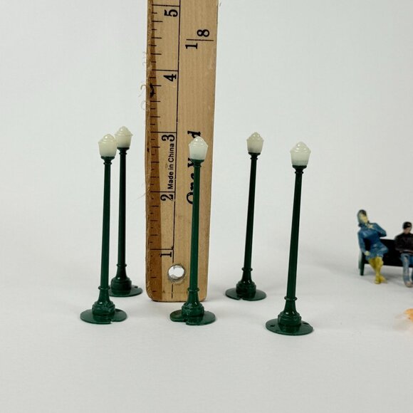 HO Scale Miniature Train Accessories 22 Figures 5 Lamp Posts 1 Bench - Picture 6 of 7